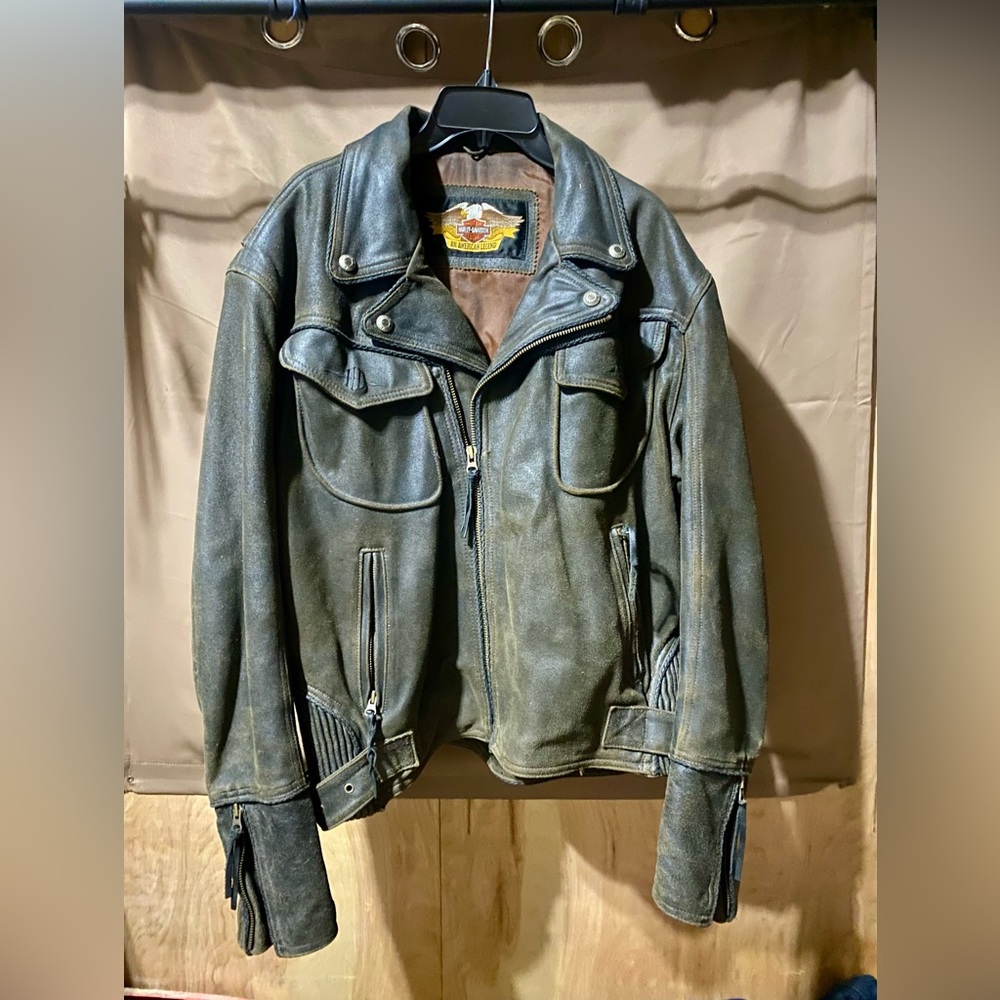 Vintage Men’s Harley Davidson distressed leather jacket. Size XL